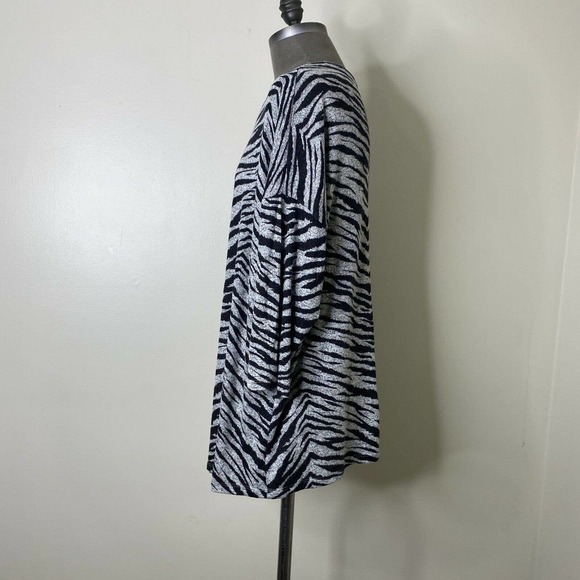 Torrid Super Soft Plush Zebra Drop Shoulder Top Size 2XL - Picture 6 of 8